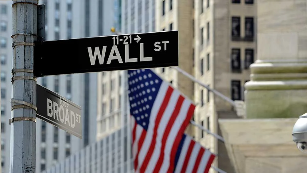"Dow Drops 411 Points Amid UnitedHealth Slump and Rate Concerns"