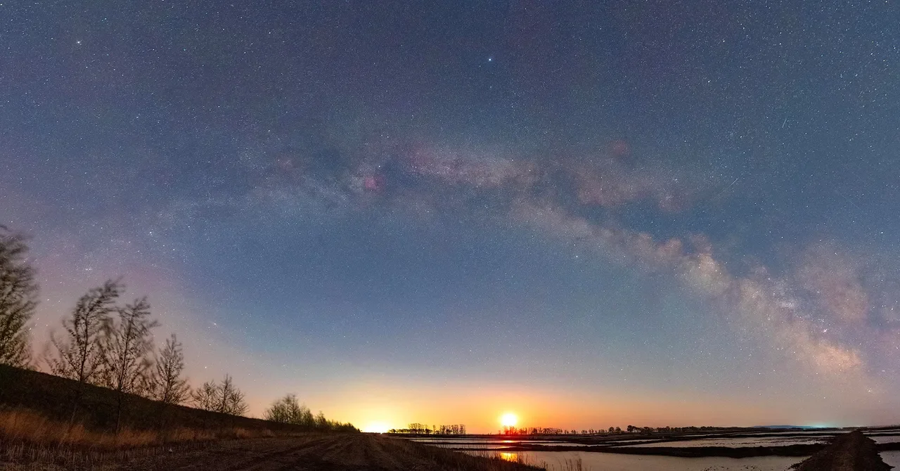 Astronomers Link Repeating Radio Bursts to a Close White Dwarf–Red Dwarf Binary