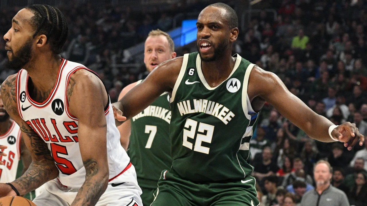 Khris Middleton reinjures knee in Bucks' victory over Bulls.
