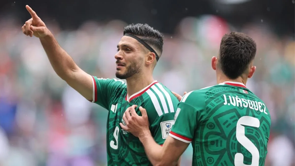 Quiñones, Jiménez power Mexico to 2-0 victory over South Africa at the Azteca