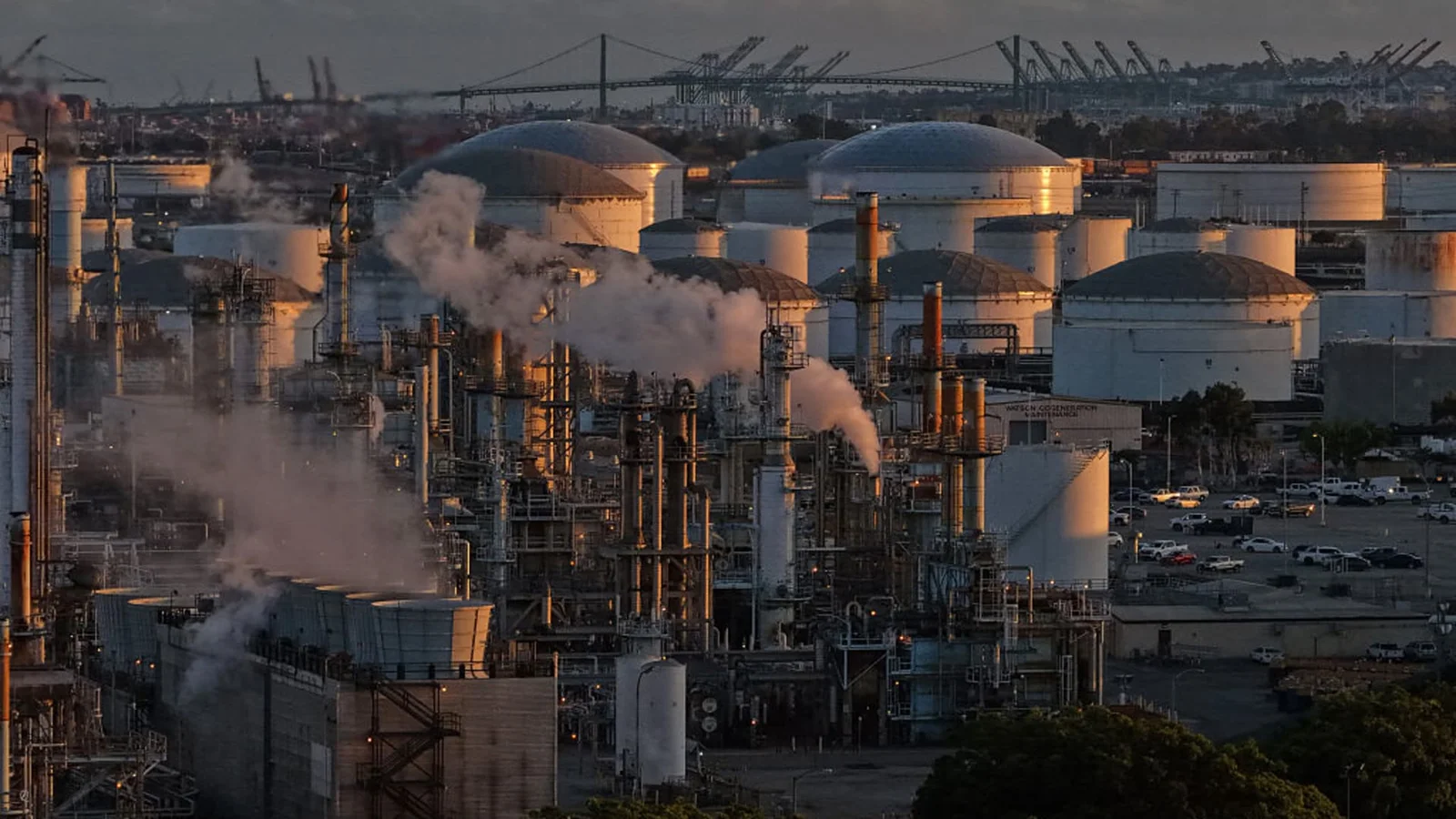 Oil dips as Iran tensions stoke supply fears
