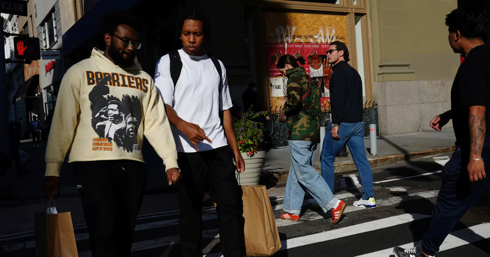 US Q1 GDP Downgraded to 1.6% as Spending Slows and Inflation Bites