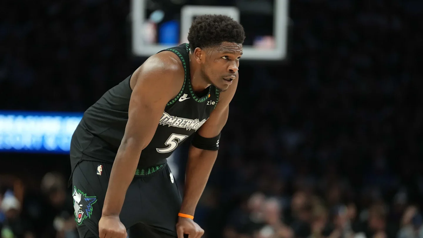 Edwards’s Eight-Minute Respect Gesture Sparks Debate as Wolves Fall in Game 6