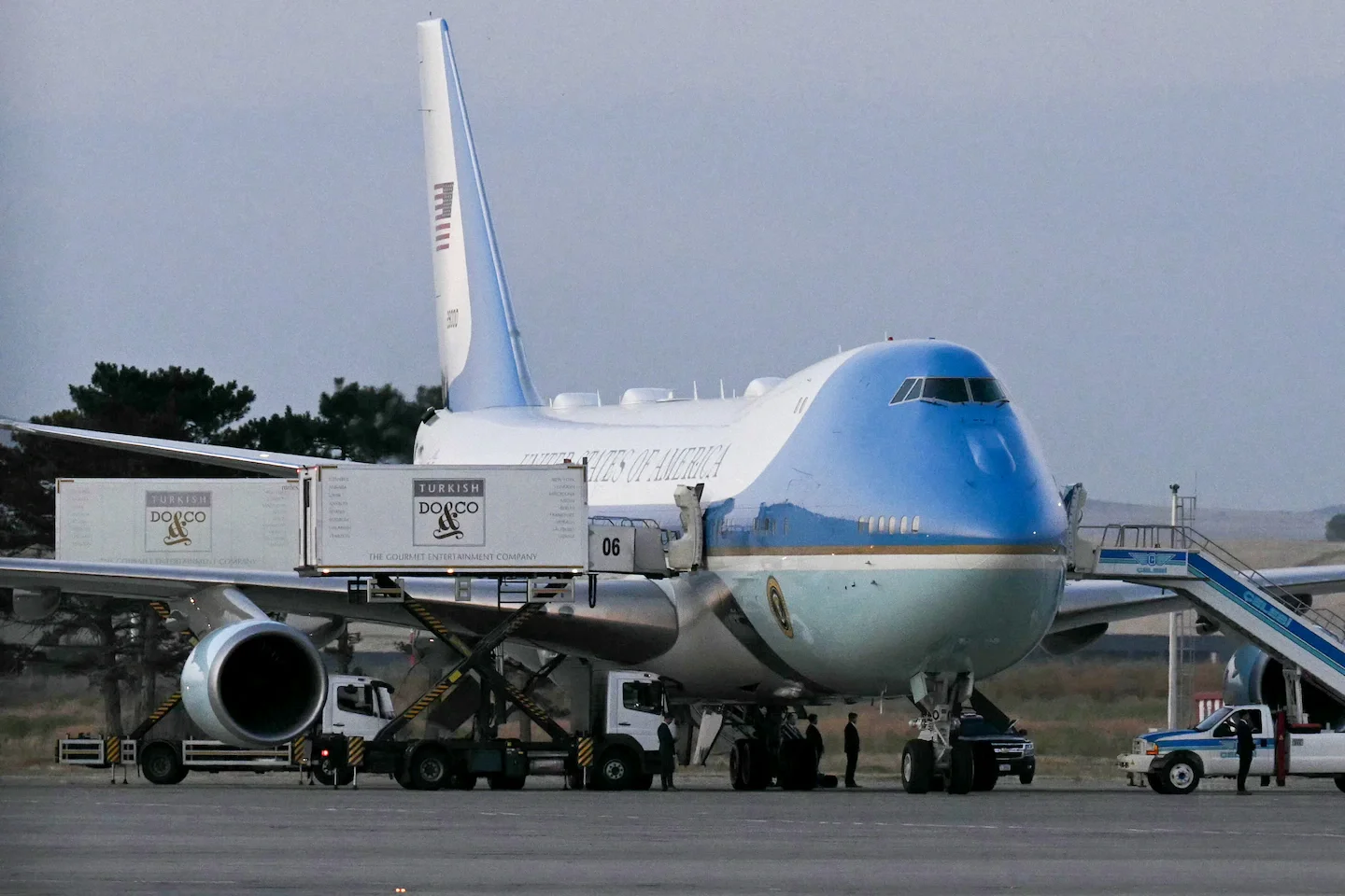 Trump's covert plane swap spooks traveling press
