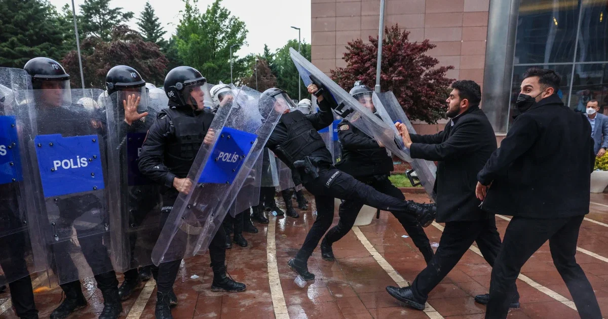 Turkish police raid CHP HQ after court ousts Ozgur Ozel
