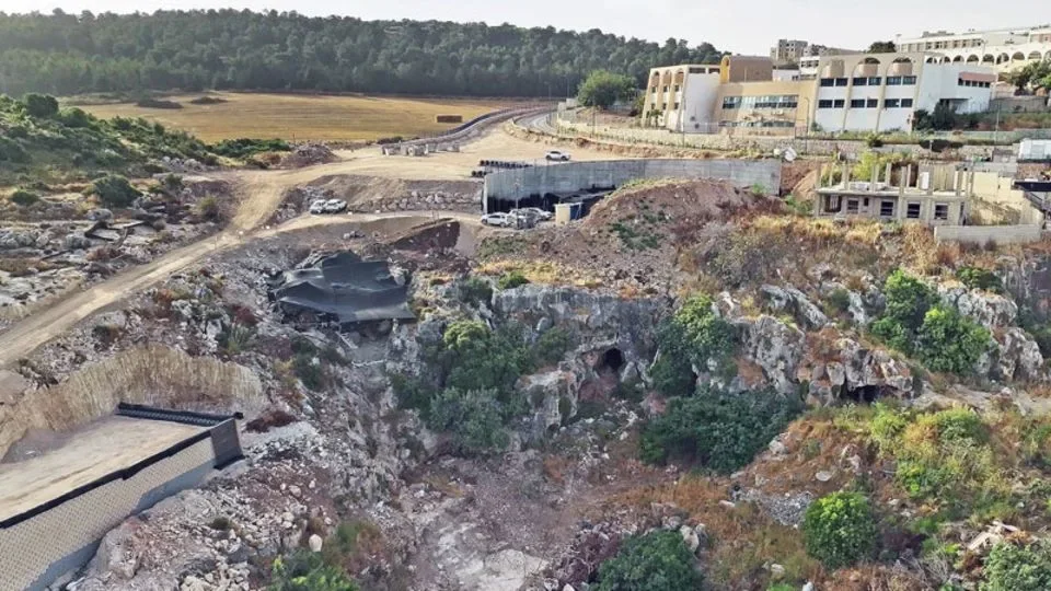400,000-year-old cave finds trace complex pre-human life in Israel