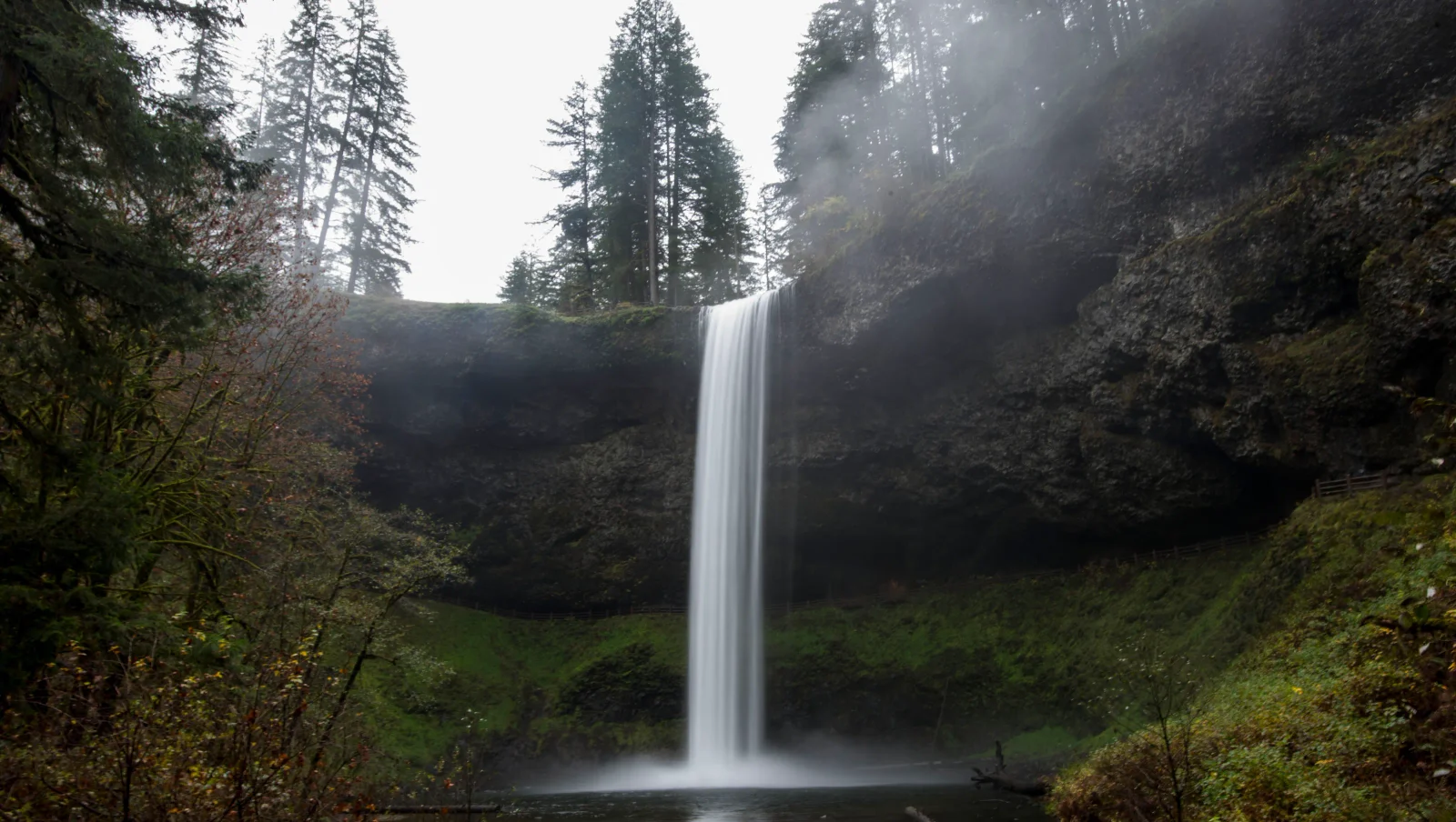 Kentucky Man Killed After Falling From 177-Foot Oregon Waterfall While Posing for Photo