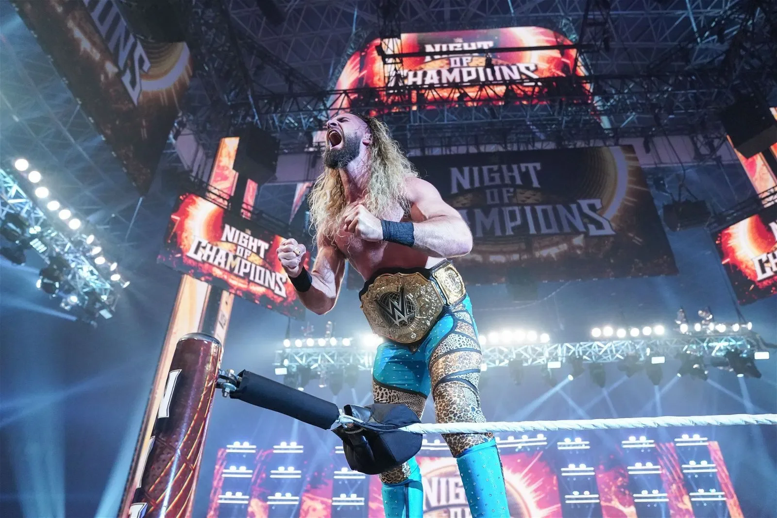 Seth Rollins successfully defends WWE World Heavyweight Championship in surprise match.