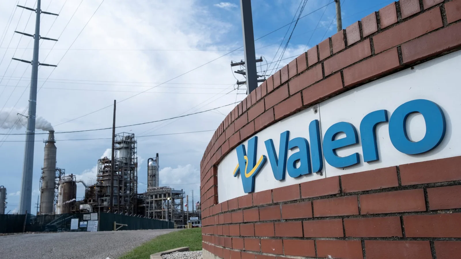 Analysts spotlight 3 dividend-energy stocks for steady income and upside