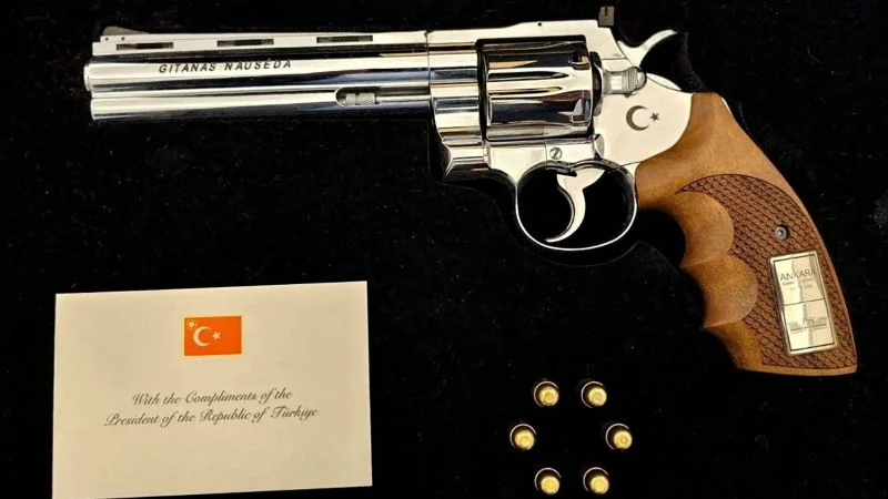 Erdogan’s Ankara gesture: NATO leaders receive vintage Turkish revolvers