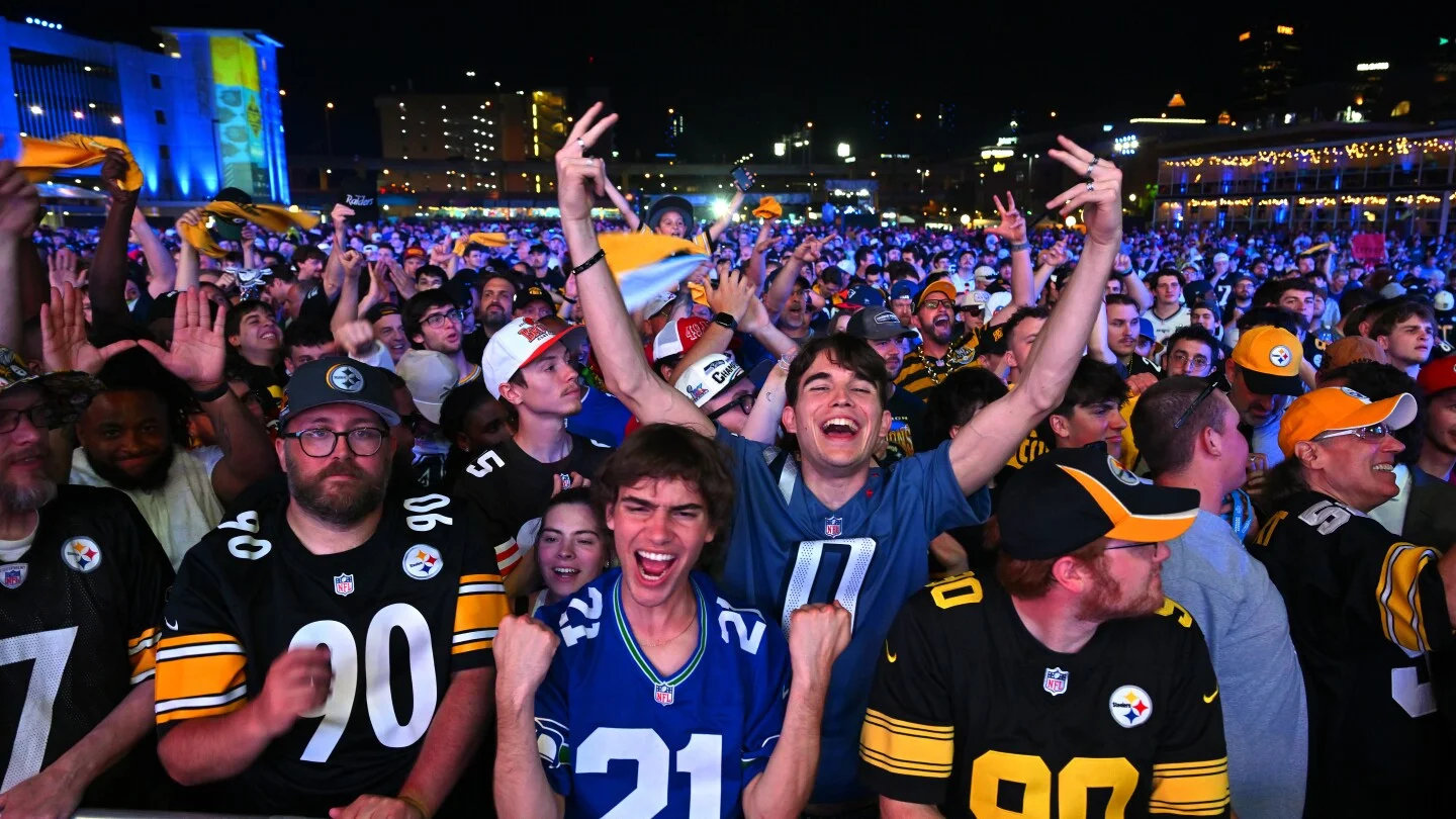 Pittsburgh caps first-night NFL draft with record 320,000 attendees