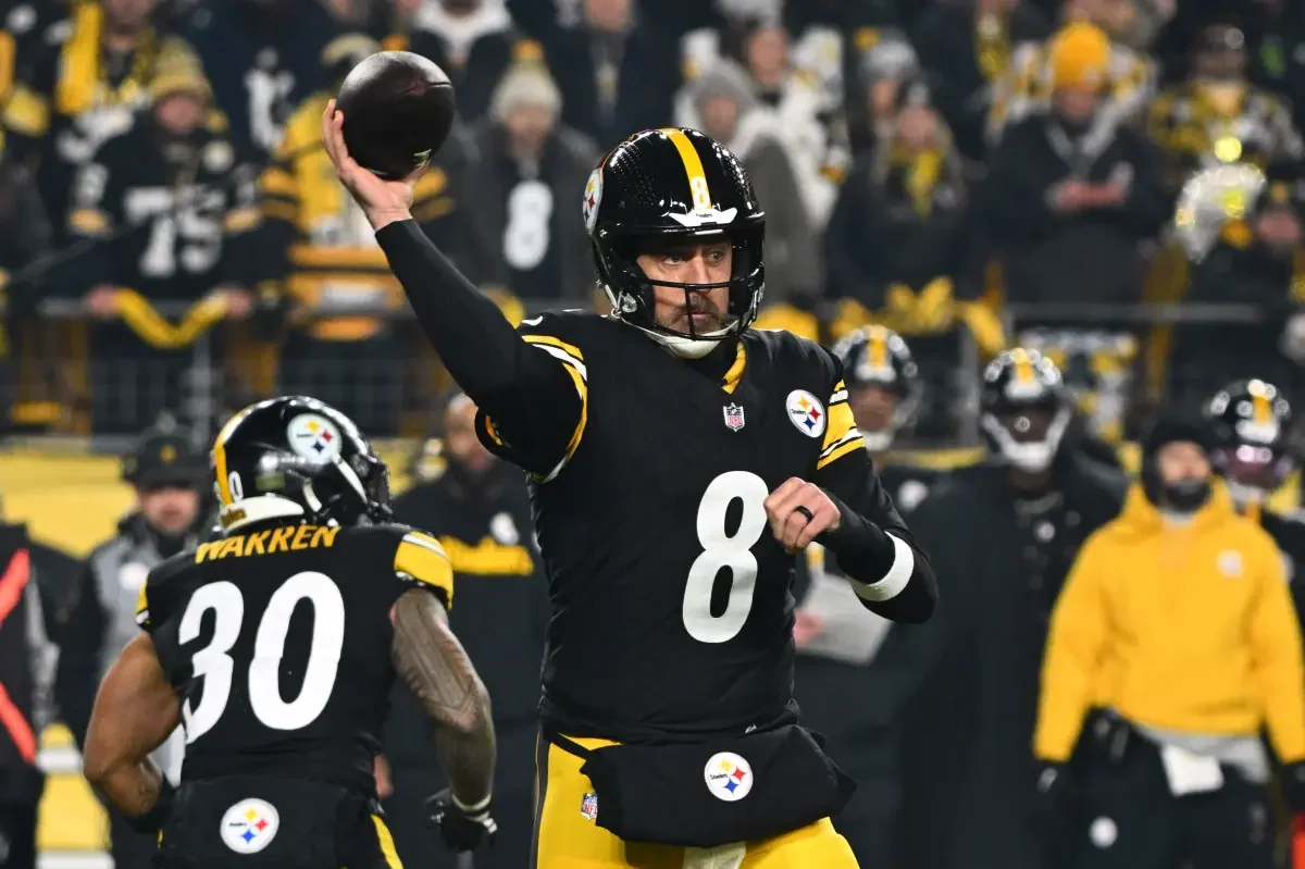 Rodgers makes late Steelers return, signs one-year deal