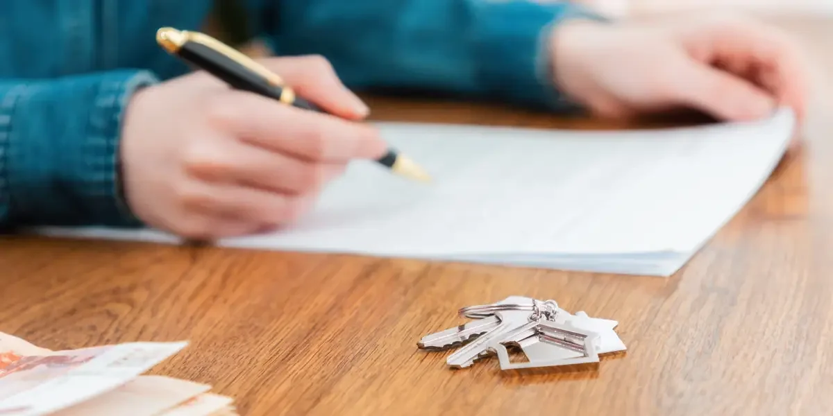 "Record-breaking Mortgage Rate Drop Sparks Surge in Refinance Demand"