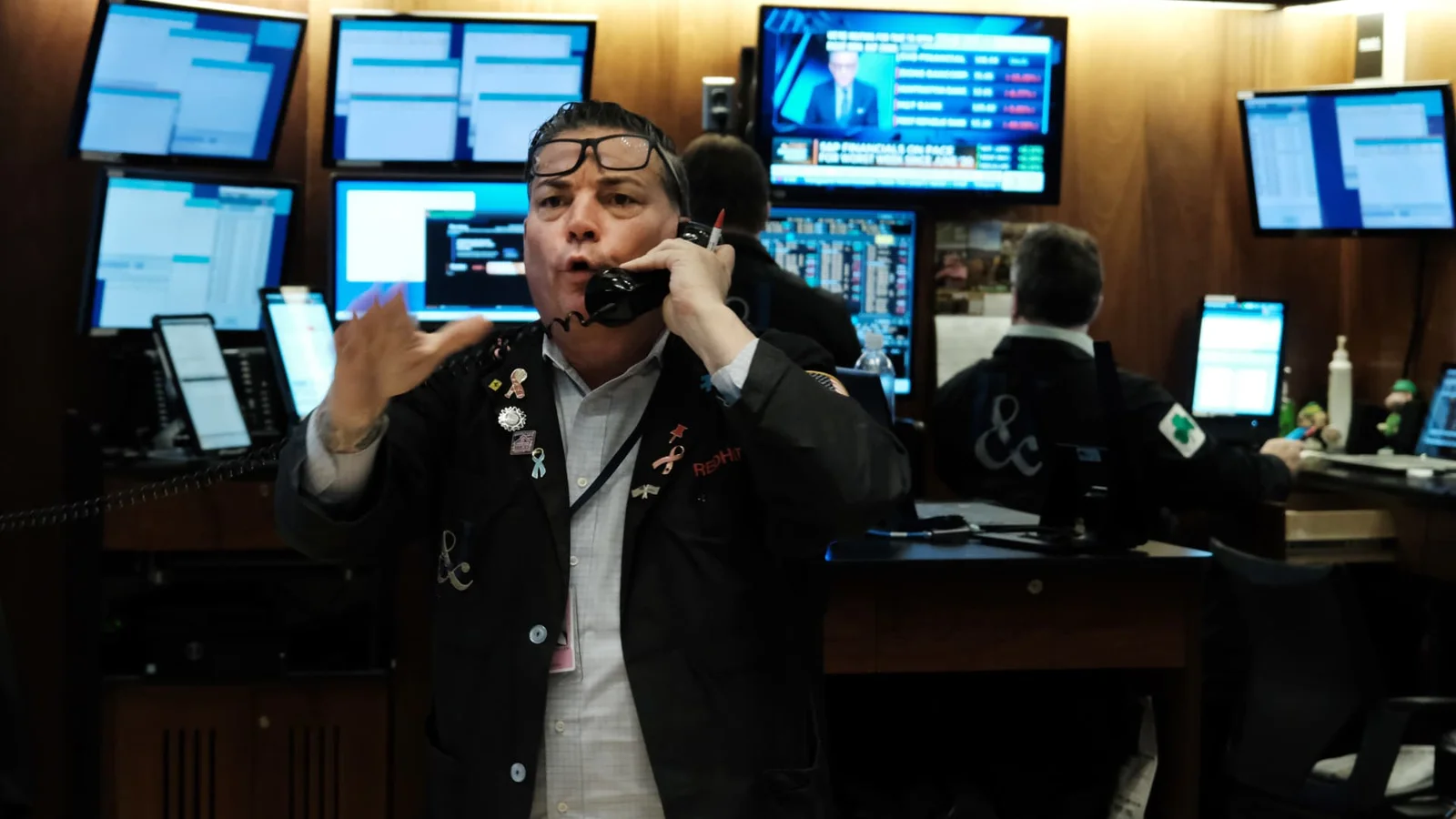 Investors turn to bonds and gold amid banking crisis fears and Fed rate moves.