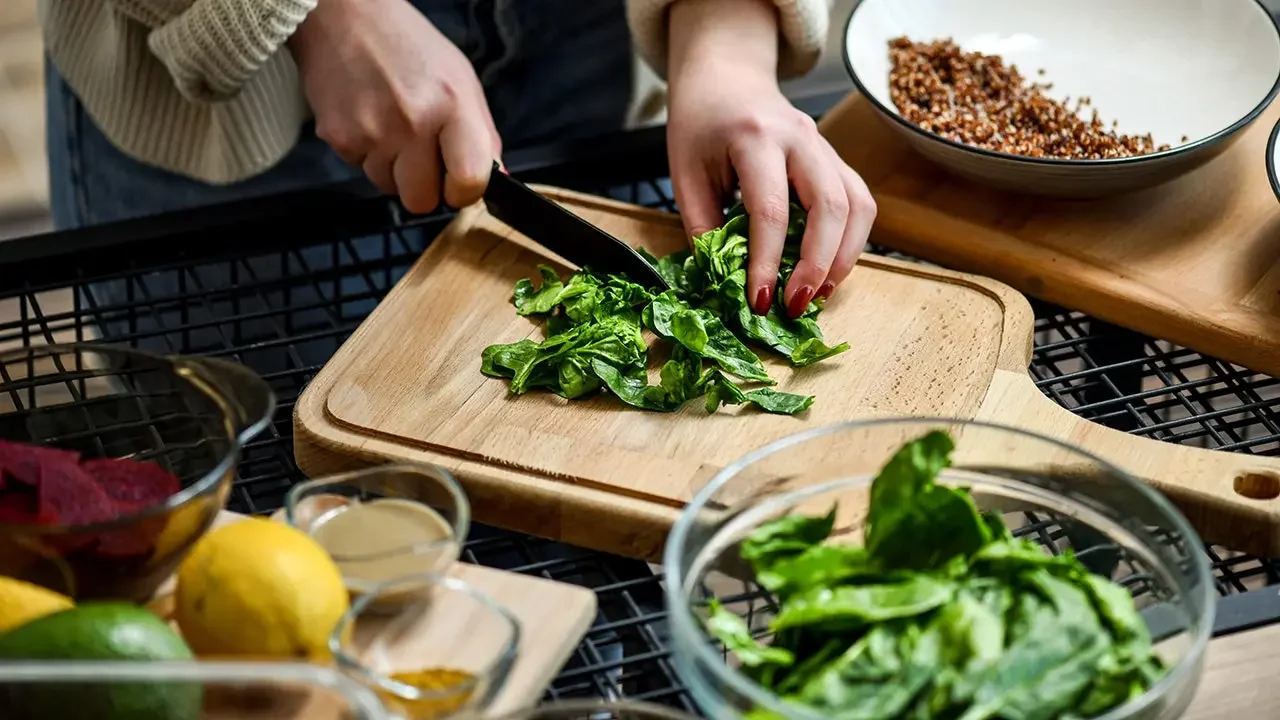Leafy greens linked to lower COPD risk, new study suggests