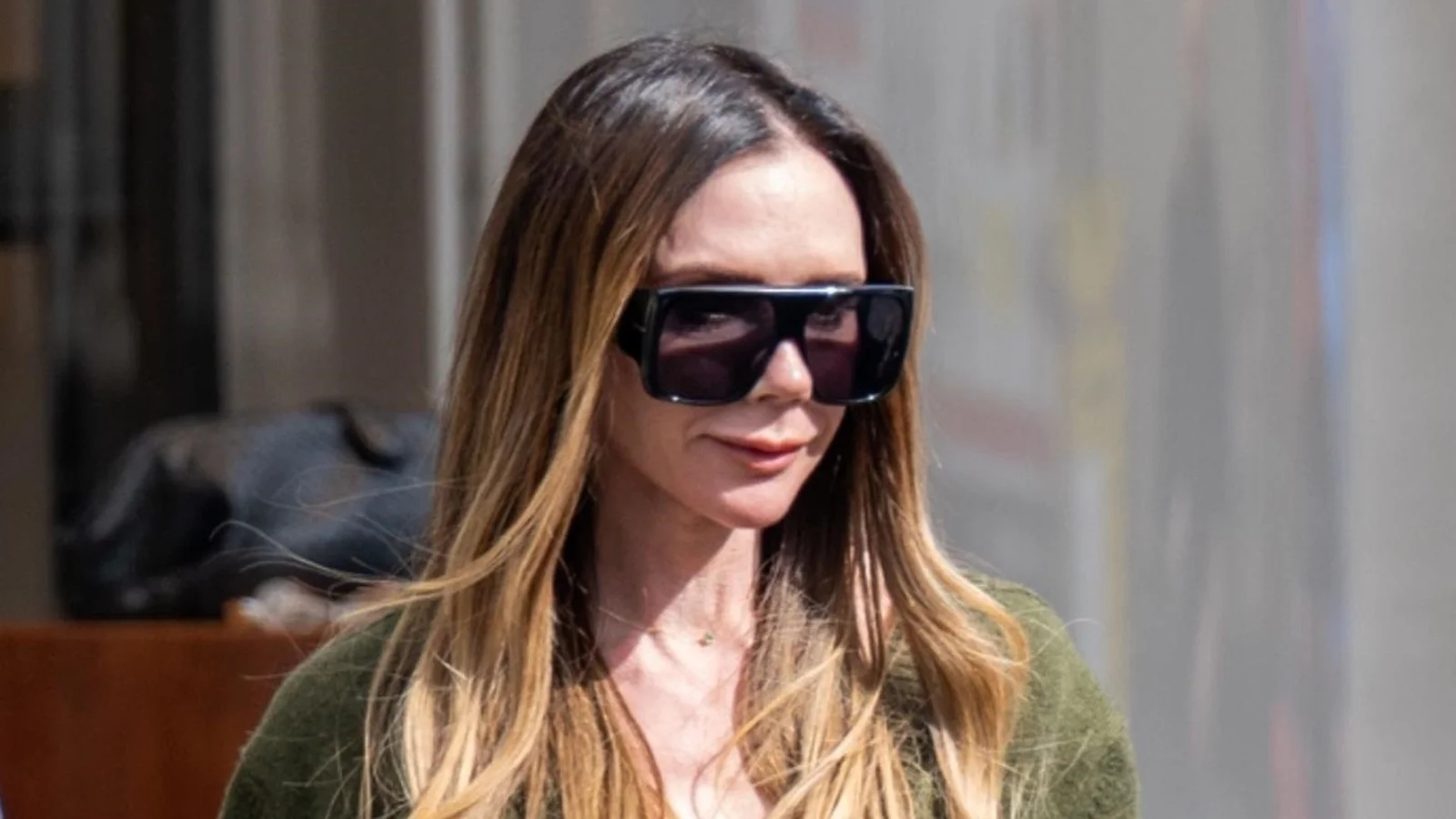 Beckham’s white jeans offer a breezy spring outfit blueprint