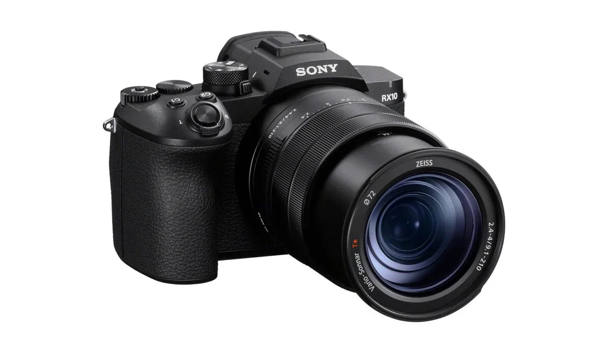 Sony's RX10 V packs a 24-600mm built-in zoom into a lighter bridge camera