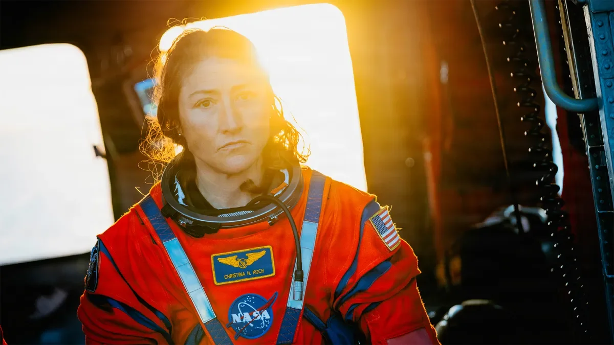 Navy Photographer Captures Iconic Artemis II Return Portrait at Sunset
