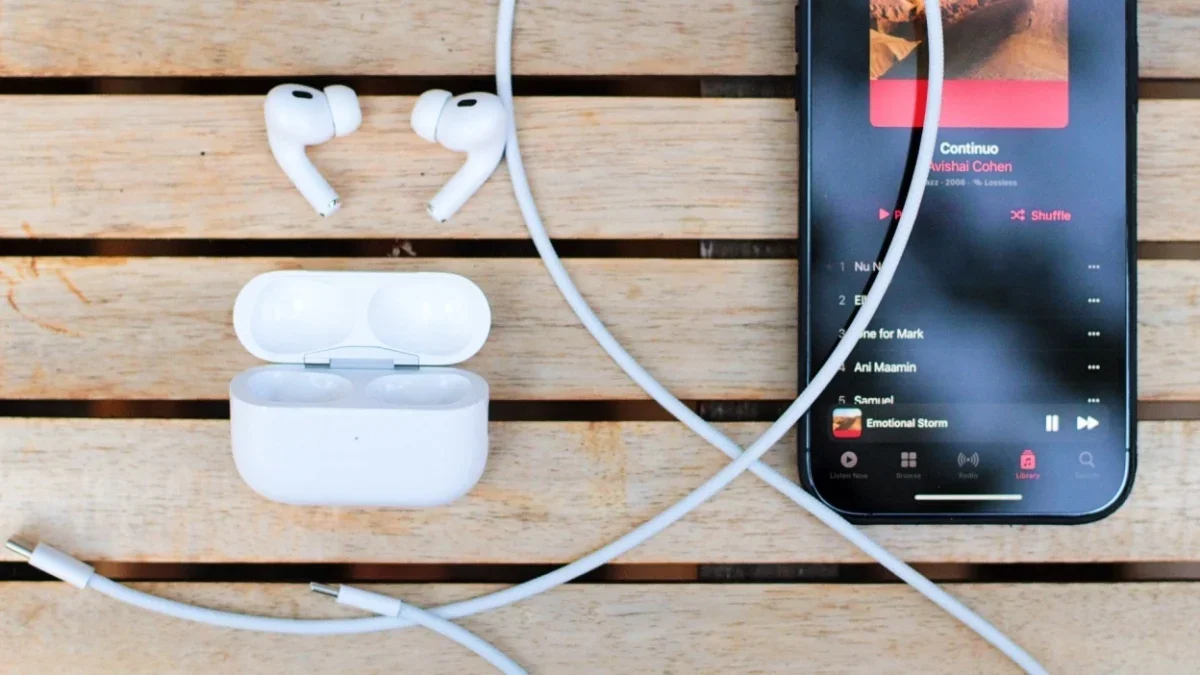 Apple Tests AirPods With Embedded Cameras Aiming to Power AI Features