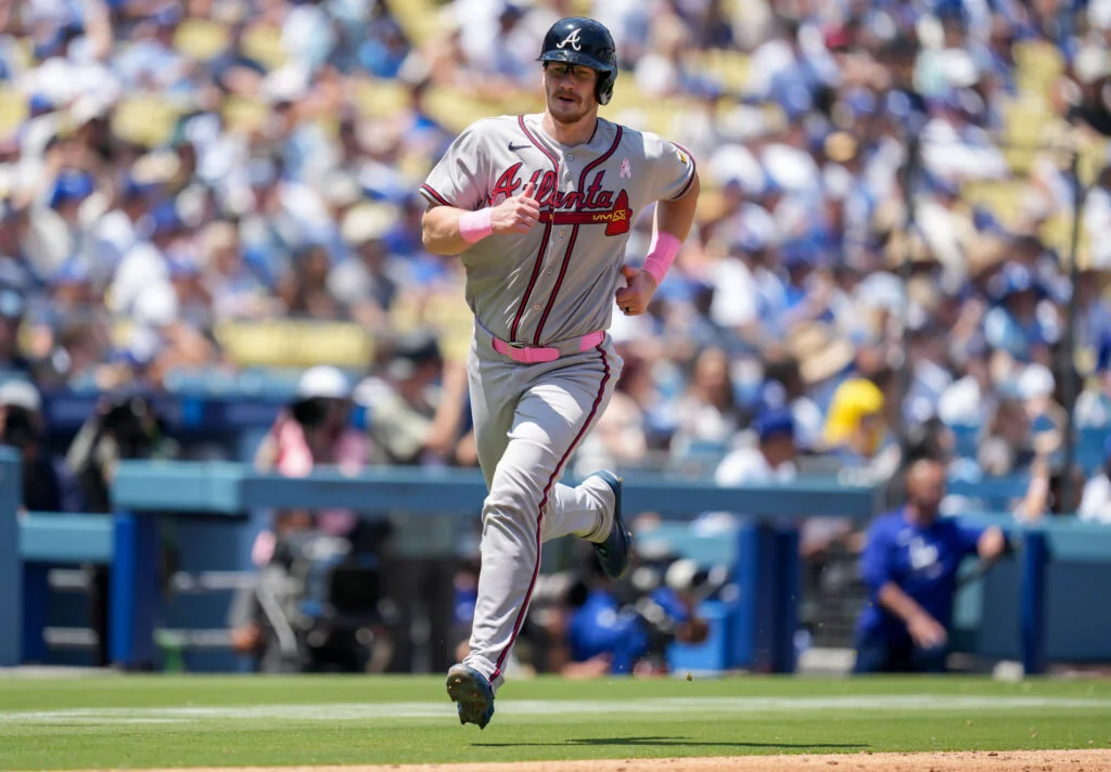 Braves put Murphy on 10-day IL with fractured finger, add León and Azócar