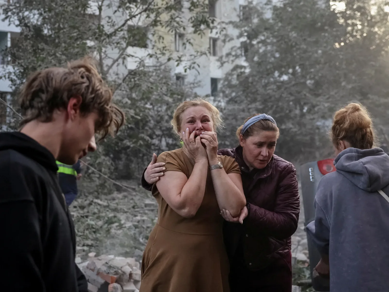 Russia’s strikes kill 14 as Zelenskyy warns of looming massive attack