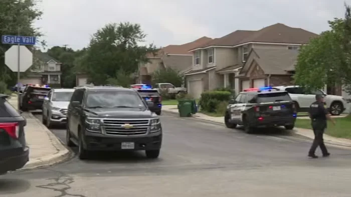 Officer Shot, Suspect Barricaded on San Antonio’s North Side