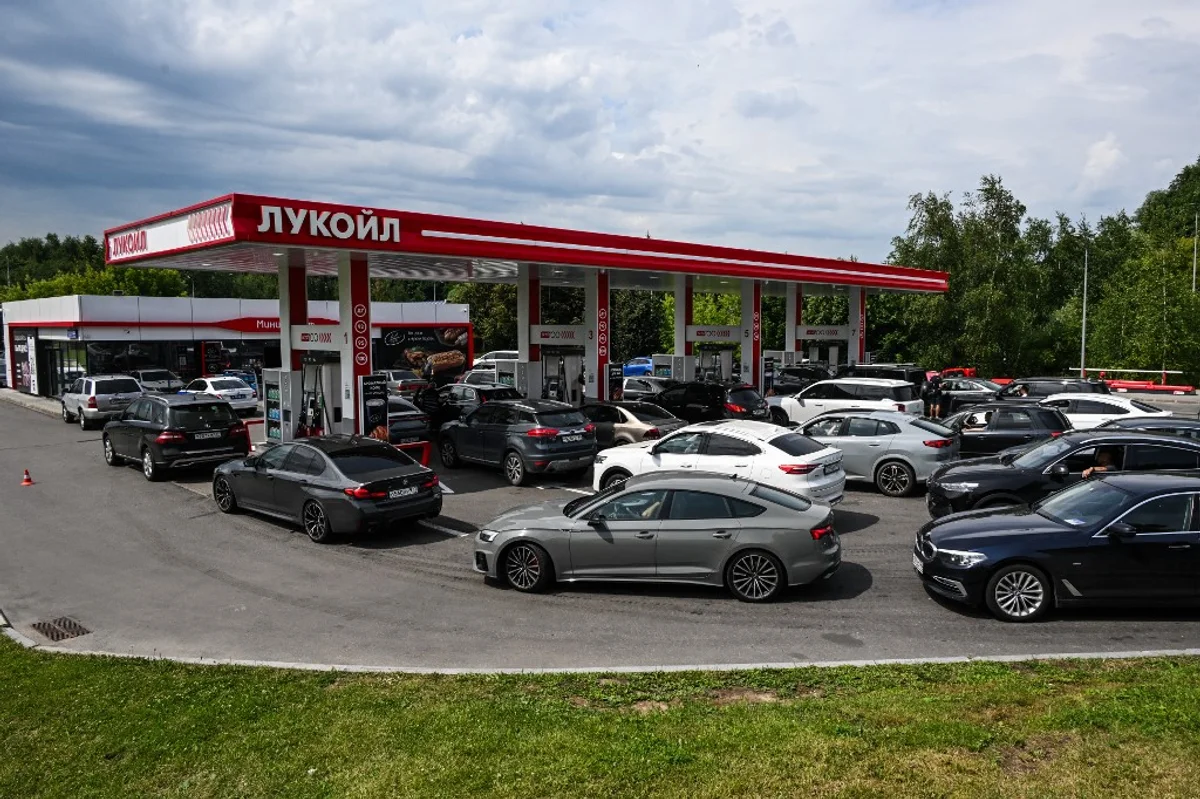 Russia taps teachers to police gas queues amid fuel crisis