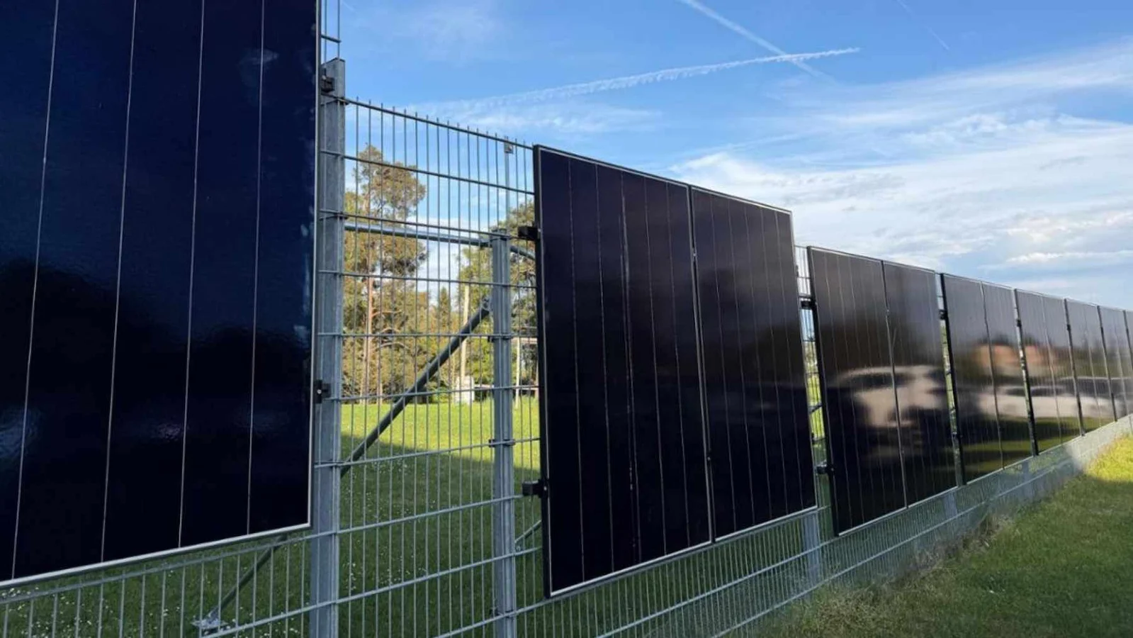 Vertical solar fences and shaded pergolas power a German public pool