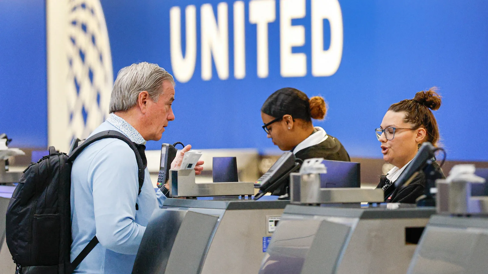 United tests overnight bag drop to ease early-morning departures