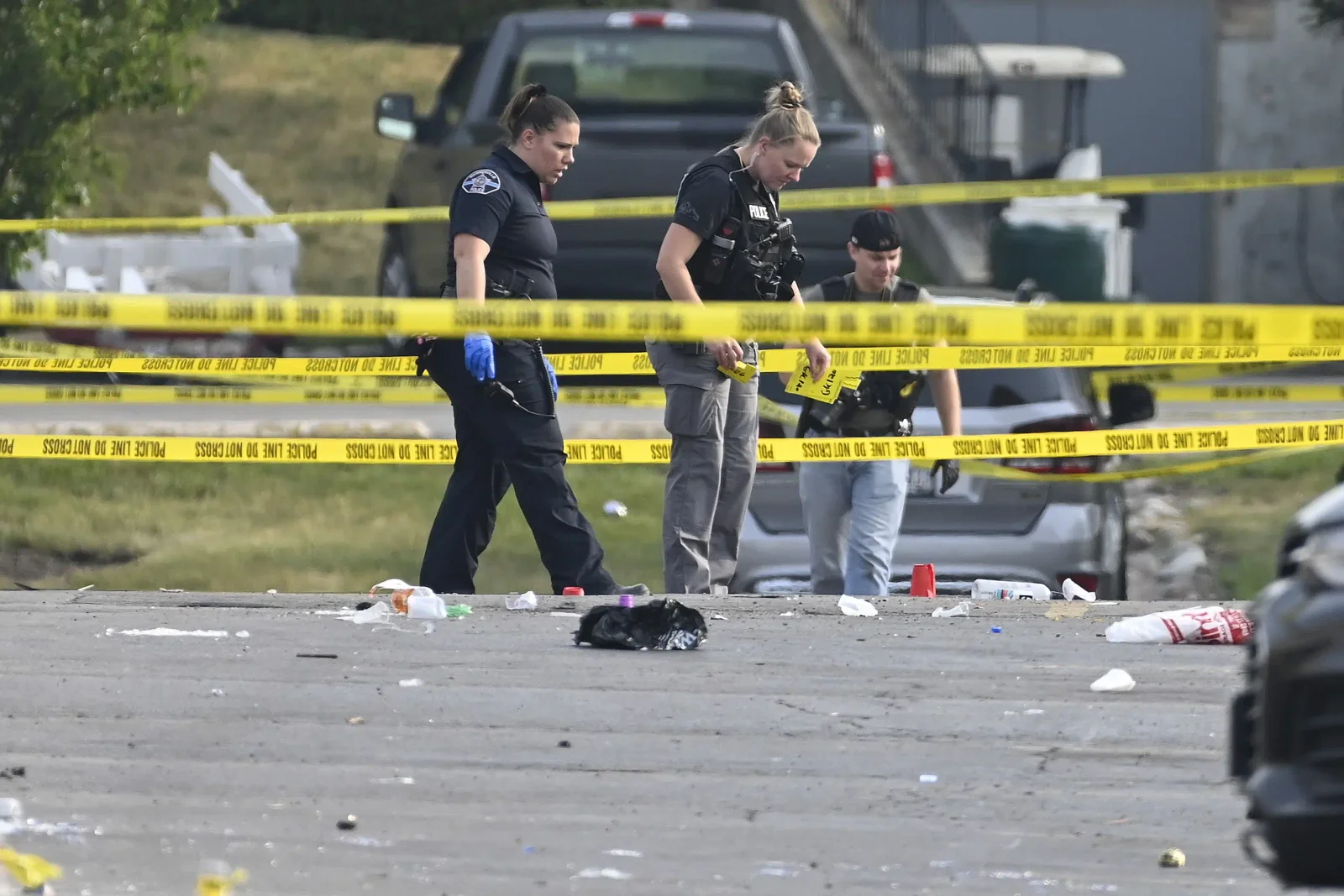 Weekend shootings in US leave 6 dead, dozens injured.