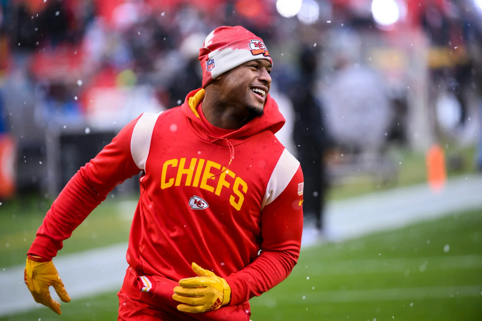 JuJu Smith-Schuster signs 3-year deal with Patriots, sparks reactions.