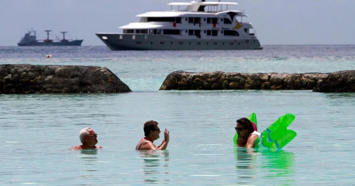 "Escalating India-Maldives Row: Flight Bookings Suspended, Envoys Summoned, and Diplomatic Diplomacy"