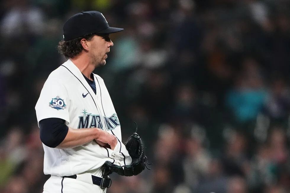 Line-drive snag sticks ball in Gilbert's jersey in bizarre Seattle moment