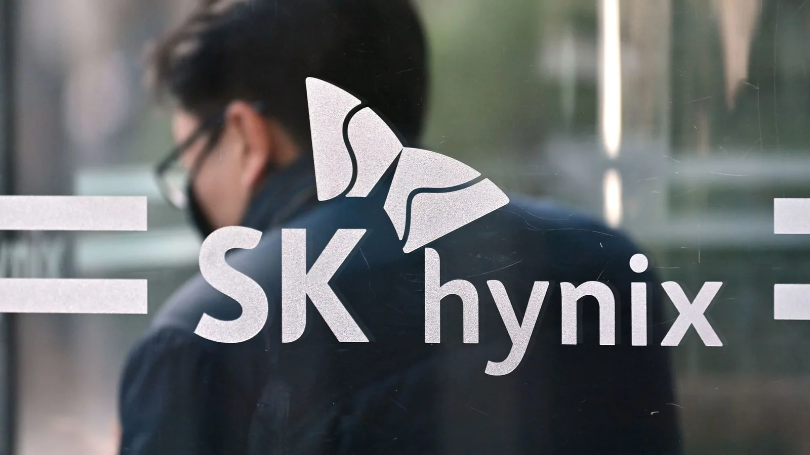HSBC sees 20% upside in SK Hynix's U.S. listing at $166