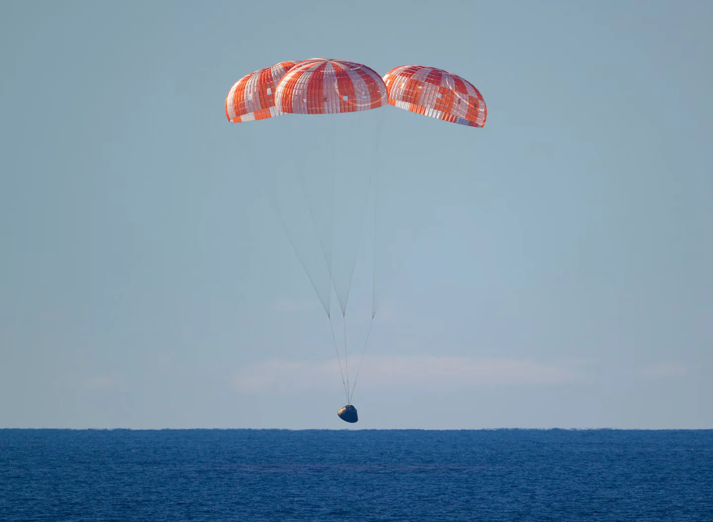 Artemis II completes circumlunar mission, crew splashes down safely