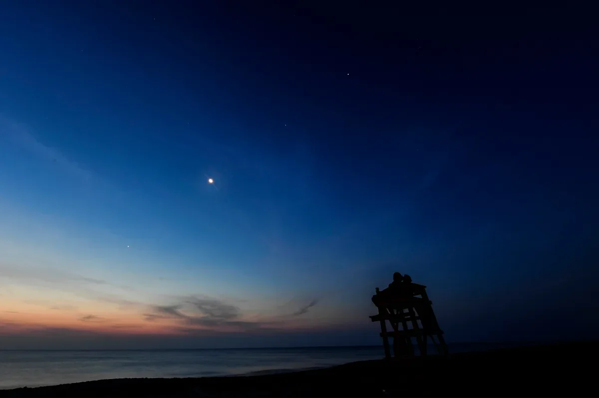 Moon Meets Venus: A Night-Sky Rendezvous You Won’t Want to Miss