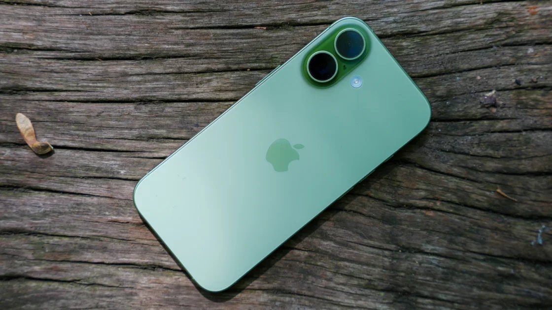 iPhone 17 Keeps Global Smartphone Crown as Galaxy S26 Ultra Breaks Android Top Four