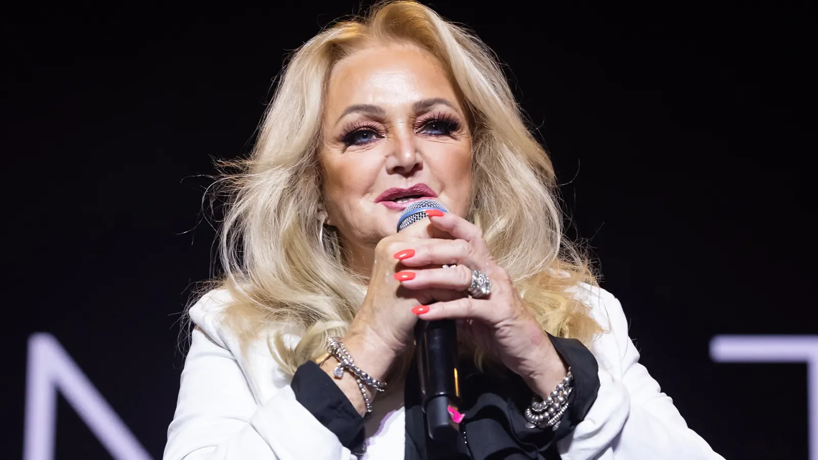 Bonnie Tyler Begins Recovery After Emergency Surgery in Portugal