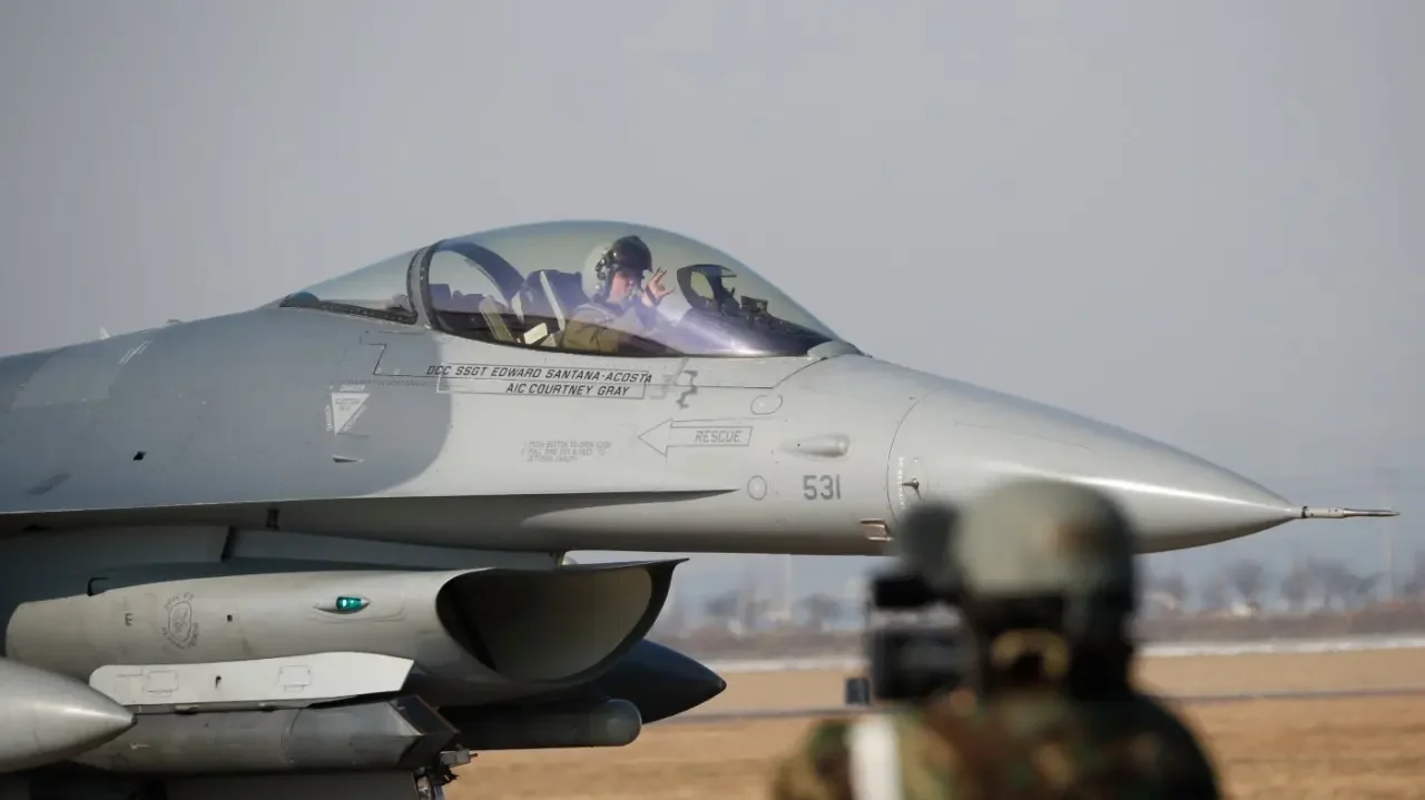 Democrats urge Biden to send military aid to Ukraine.