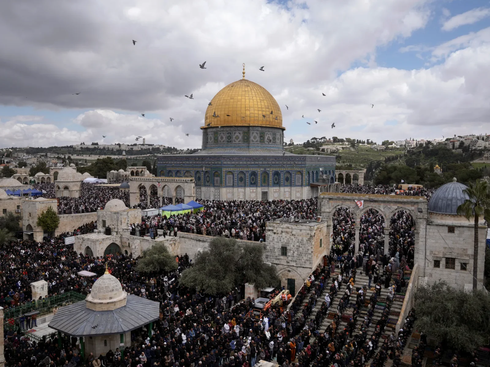 Israeli police shoot and kill man near Al-Aqsa mosque in Jerusalem