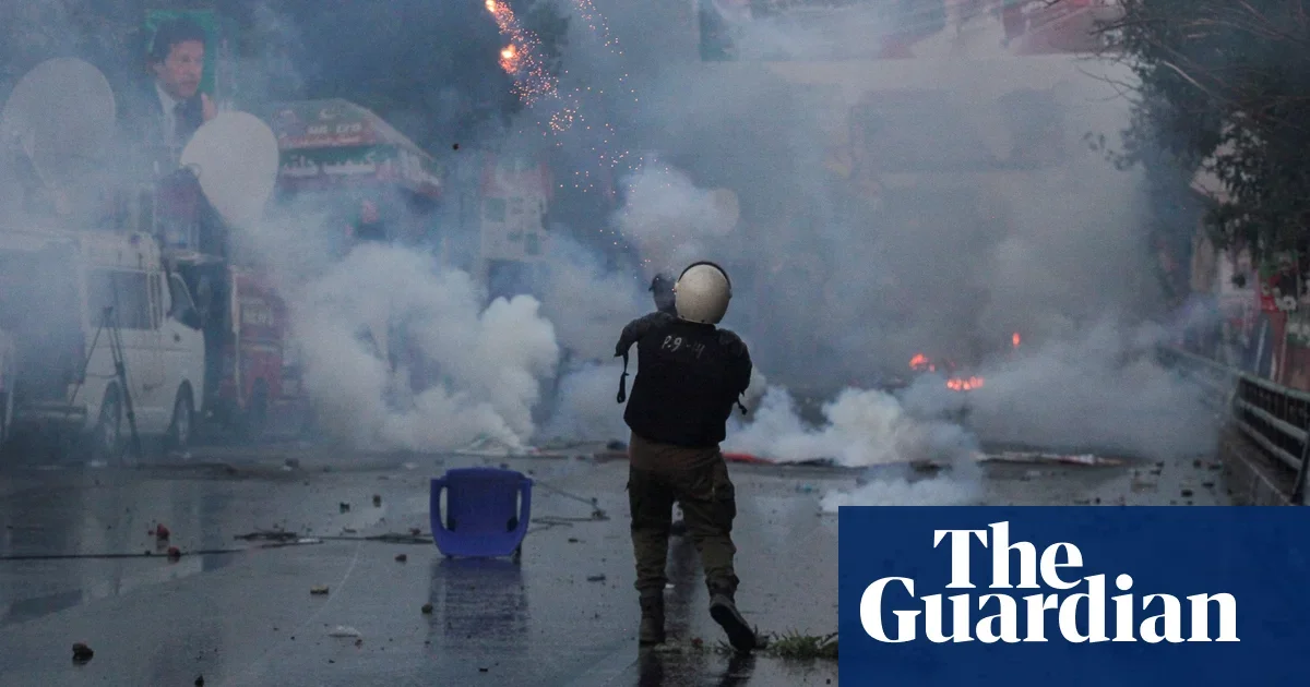 Imran Khan's Supporters Clash with Police in Attempted Arrest