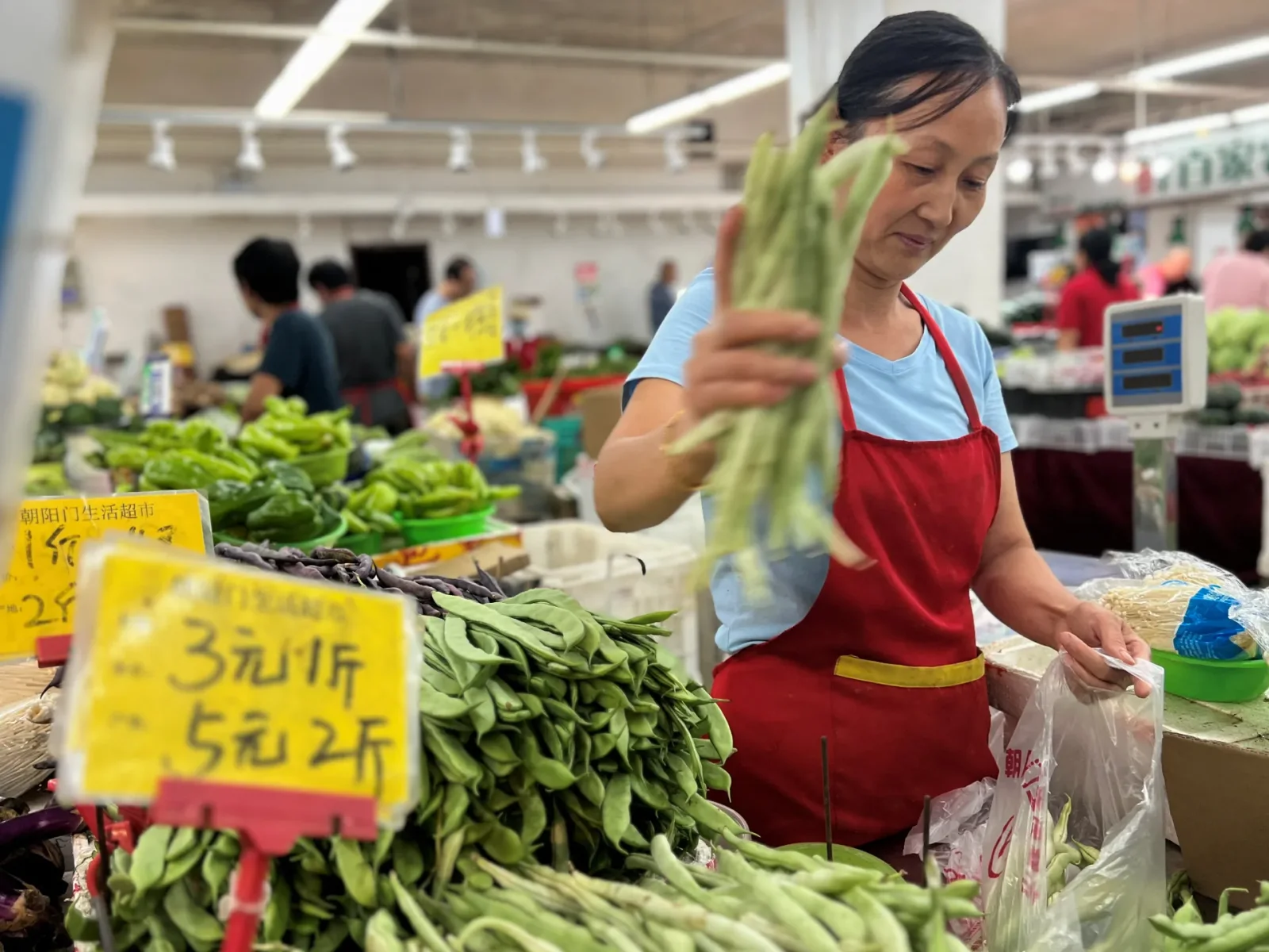 China's Economic Troubles: Falling Prices and Low Confidence Send Ripple Effects