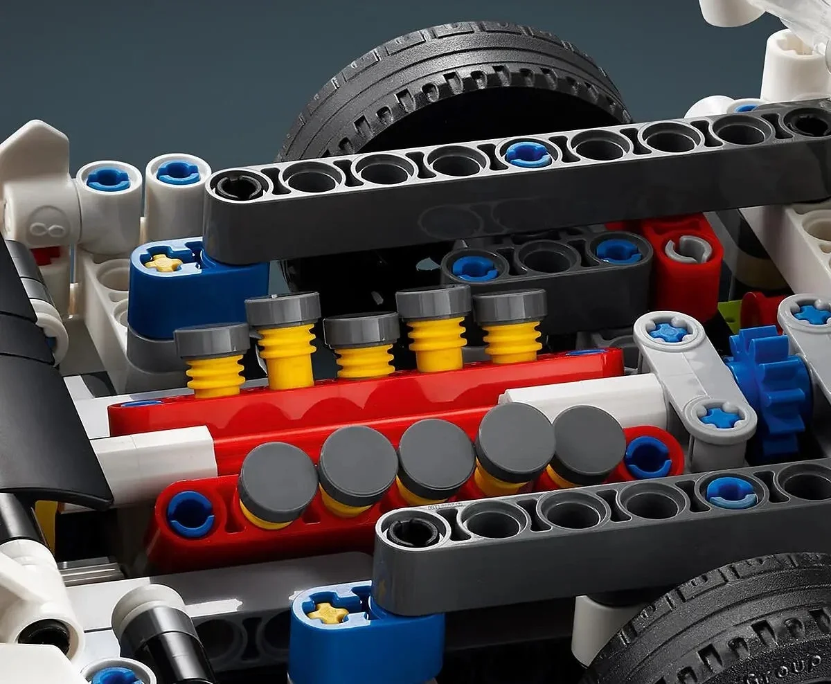 Racing-Inspired LEGO Technic Dodge Viper GTS-R Reveals a Working V10