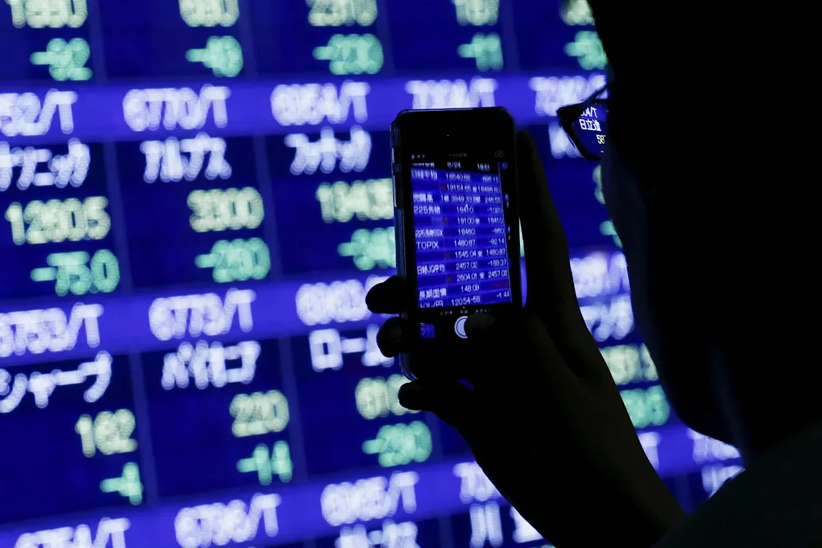 Stocks Slip as Iran Peace Update Keeps Oil and Markets in Limbo