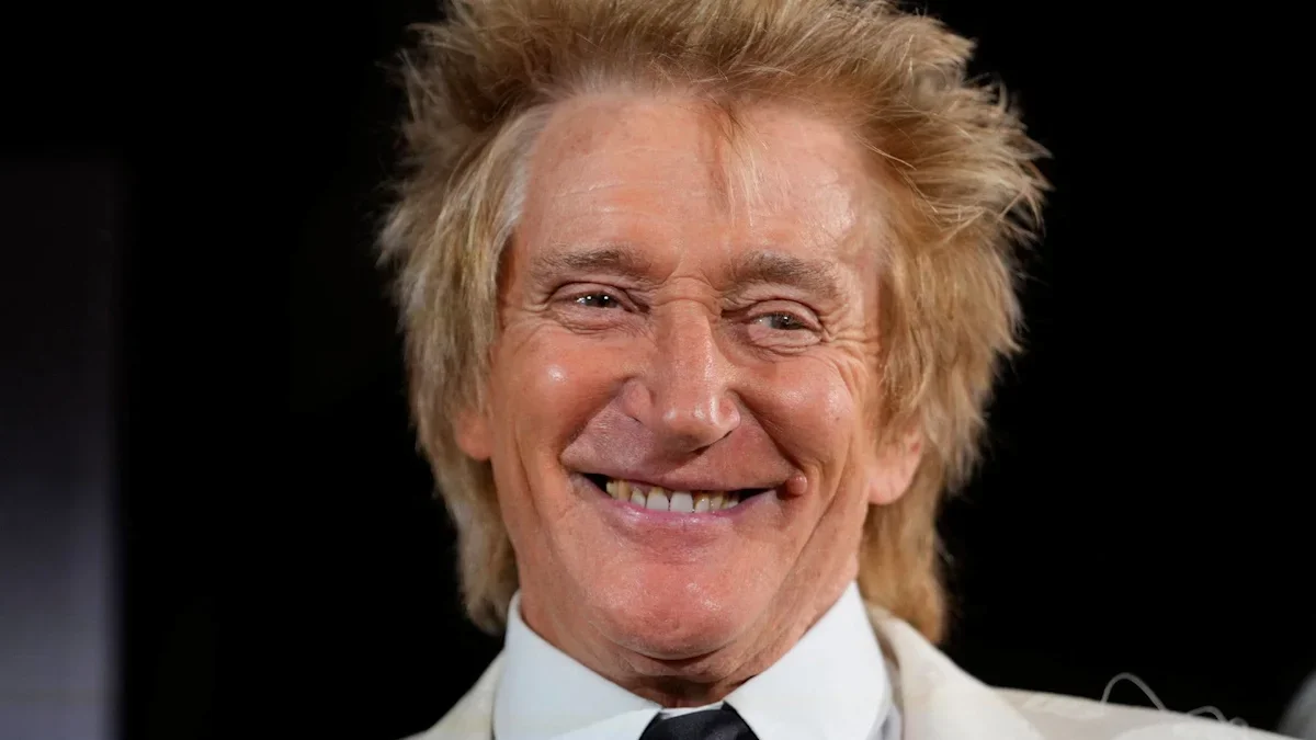 Rod Stewart, 81, Captures Heartfelt Multigenerational Moment After Onstage Oxygen Incident