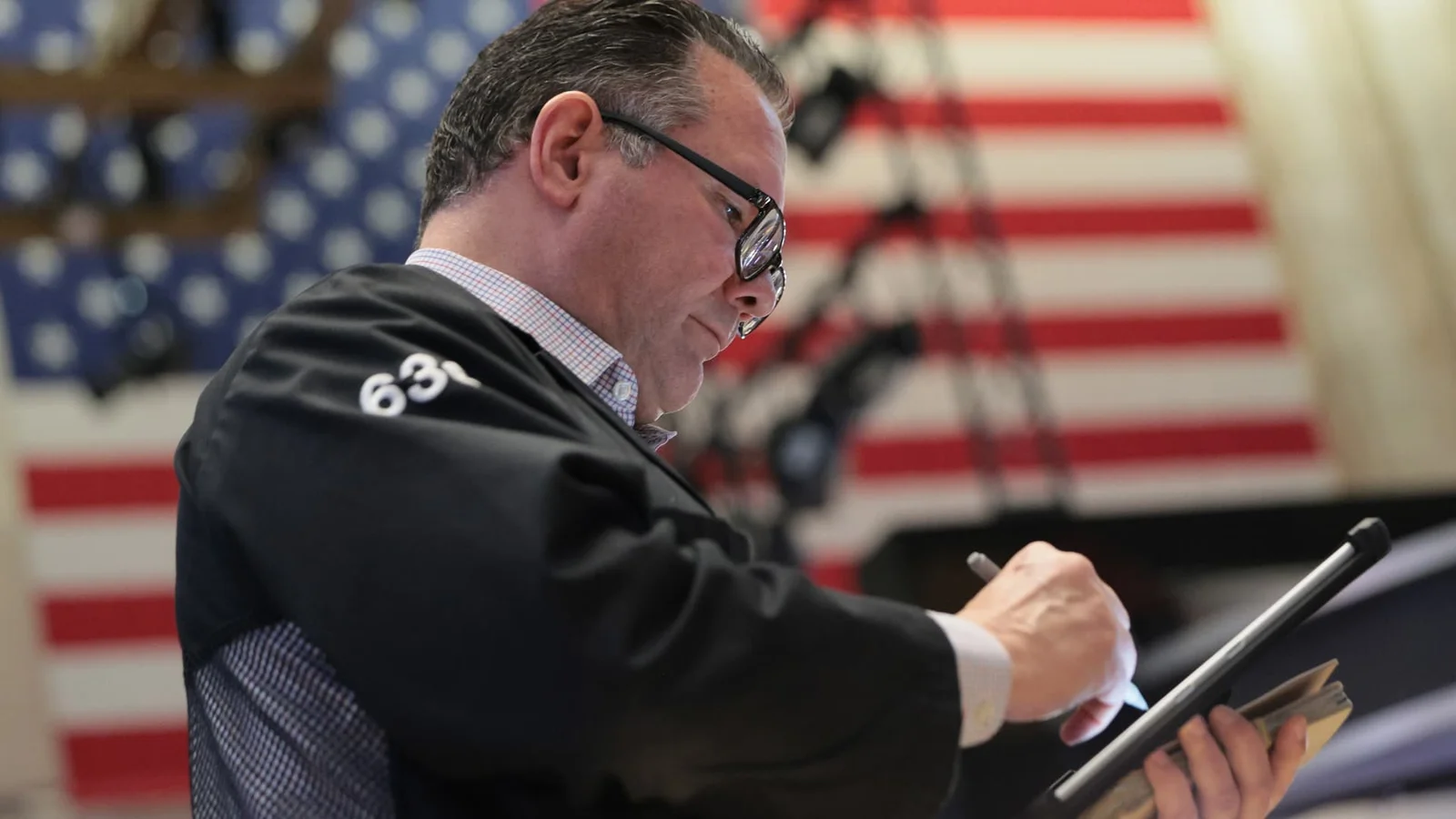 Oil spike above $100 lifts U.S. Treasuries to fresh yield highs
