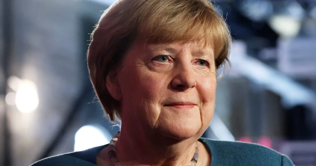Merkel urges EU to use diplomacy with Russia alongside military support