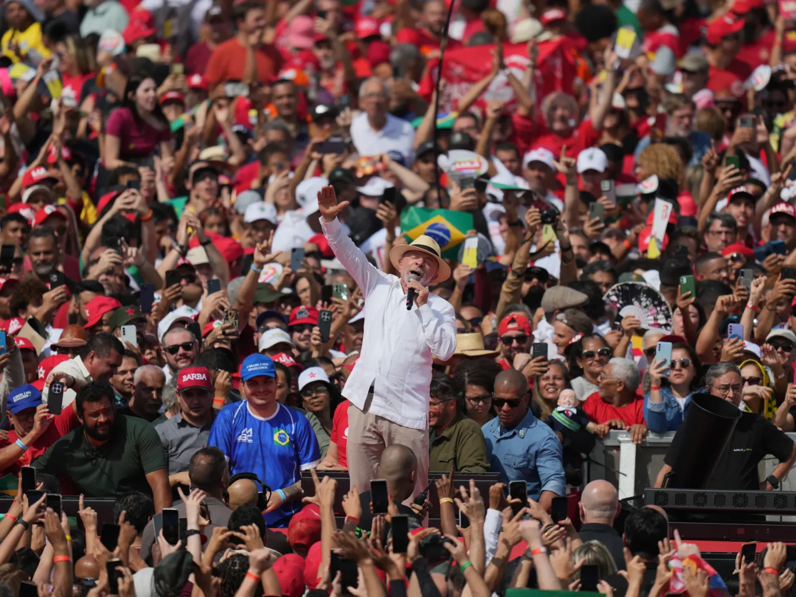Lula and Bolsonaro Open Campaigns in Strongholds, Target Women Voters
