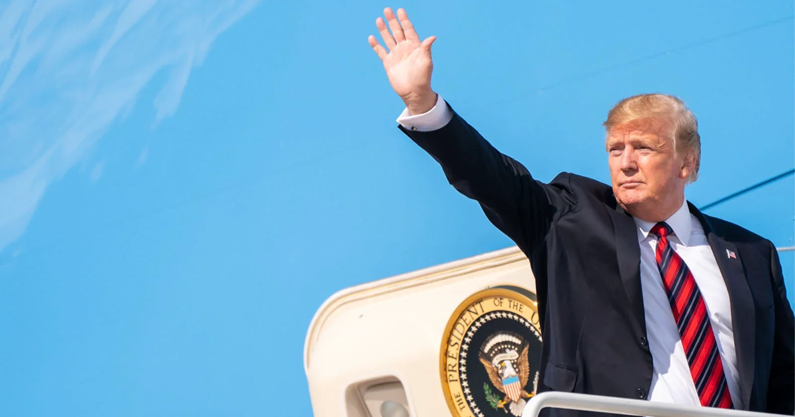 Photographer Unwittingly Captures Trump’s Staged Air Force One Exit