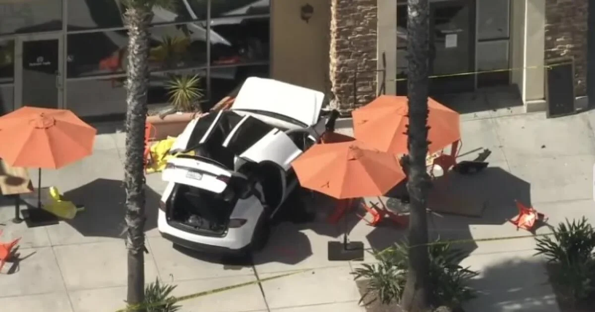 Tesla drives onto sidewalk outside Simi Valley cafe, killing pedestrian